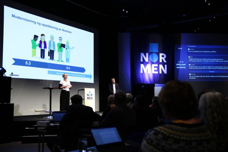 To foredragsholdere på scenen under Normkonferansen 2018
